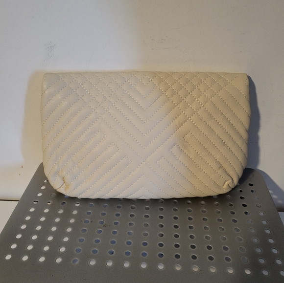 NWOT cute crossbody or shoulder bag. THIS IS NOT LEATHER. Cream/White - Picture 2 of 10